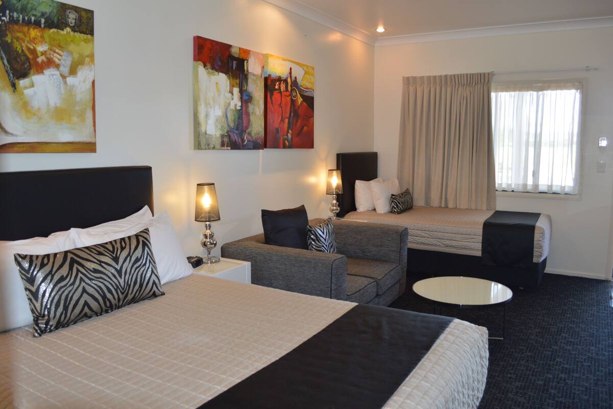 standard room, multiple beds, non smoking | premium bedding, pillow-top beds, minibar, desk