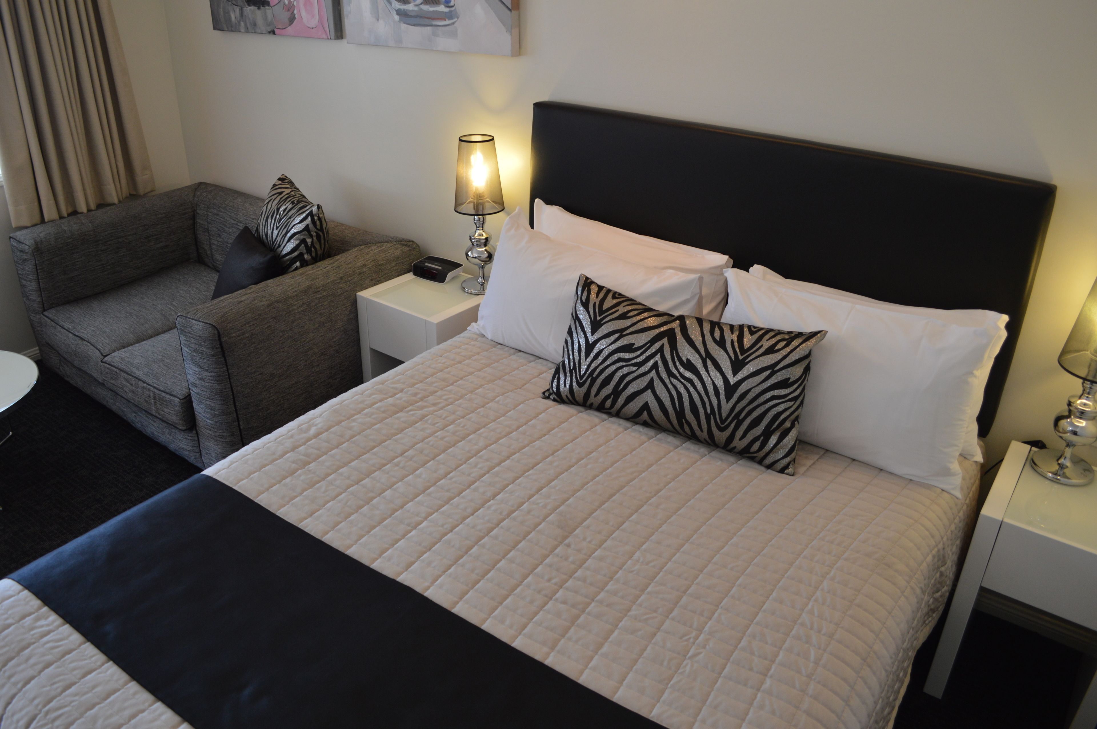 standard room, 1 queen bed, non smoking | premium bedding, pillow-top beds, minibar, desk