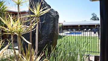 Alberca al aire libre y camastros