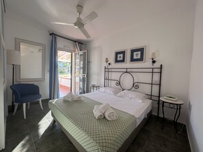 Standard dubbelrum | Minibar, mörkläggningsgardiner och sängkläder