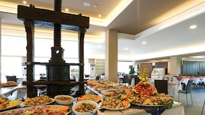 A buffet with a variety of dishes and a rustic wooden structure in the center. - Cefalù resort - Sporting Club (Cefalù)