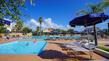 Piscine extérieure, parasols de plage, chaises longues