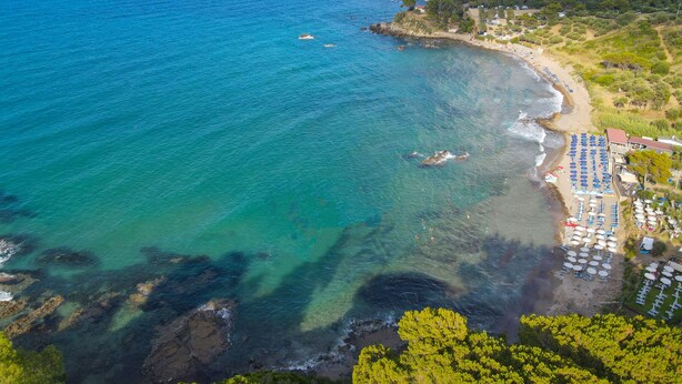 A coastal area with a beach, clear blue waters, and a mountainous backdrop. - Cefalù resort - Sporting Club (Cefalù)