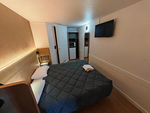 Standard Room, 1 Double Bed | Desk, blackout drapes, free WiFi - Premiere Classe Dunkerque Est - Armbouts Cappel (Armbouts-Cappel)