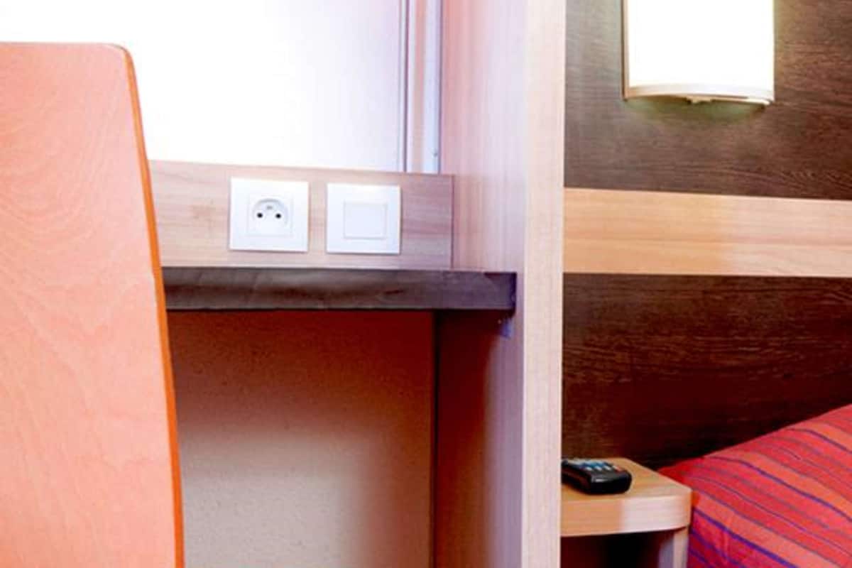 Escritorio, cortinas blackout y wifi gratis