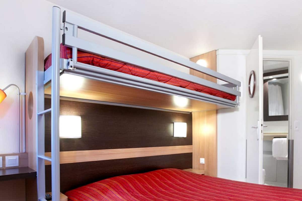 Habitación estándar, varias camas (1 Double and 1 Single bed) | Escritorio, cortinas blackout y wifi gratis