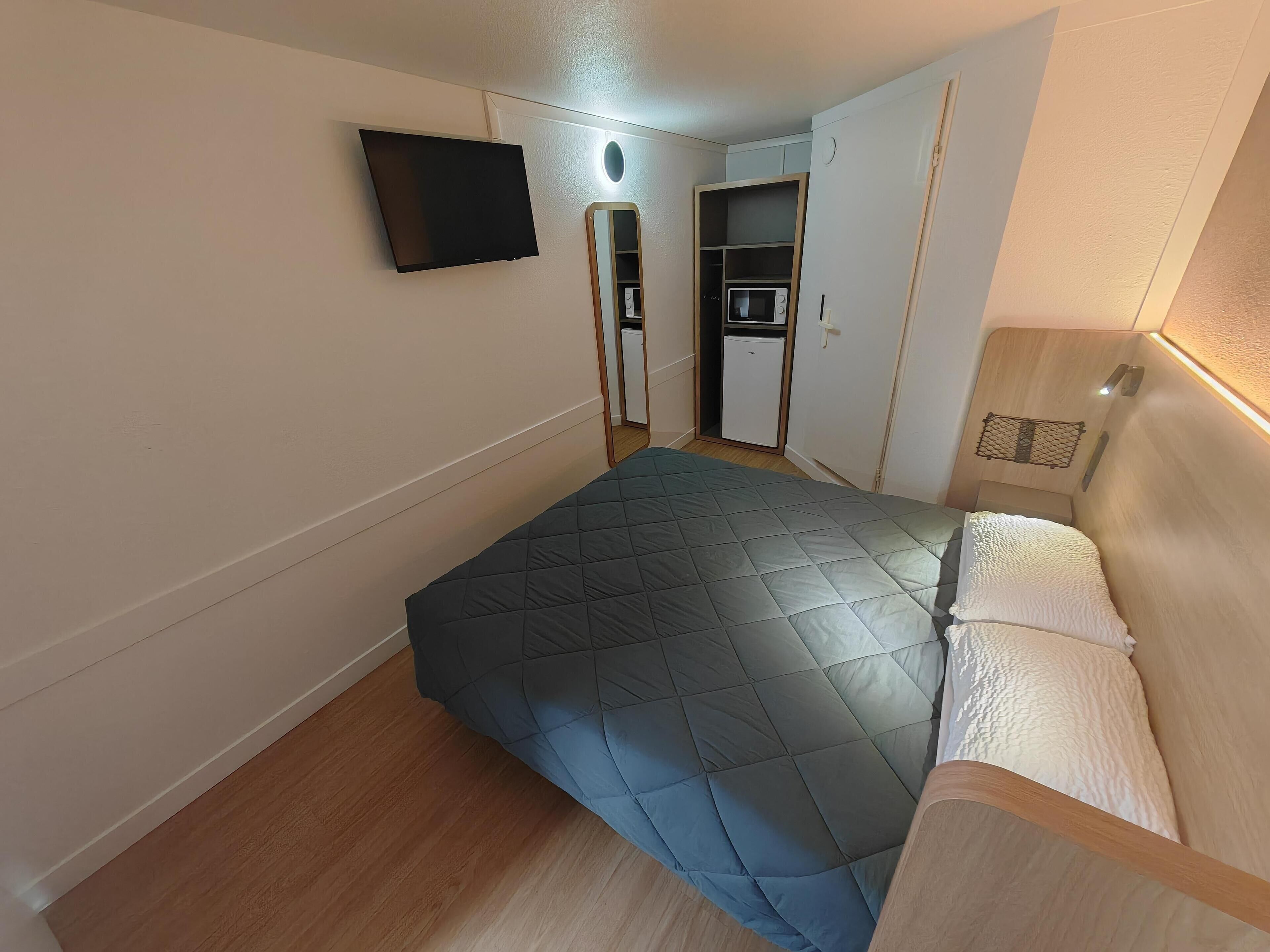 Habitación estándar, 1 cama matrimonial | Escritorio, cortinas blackout y wifi gratis 