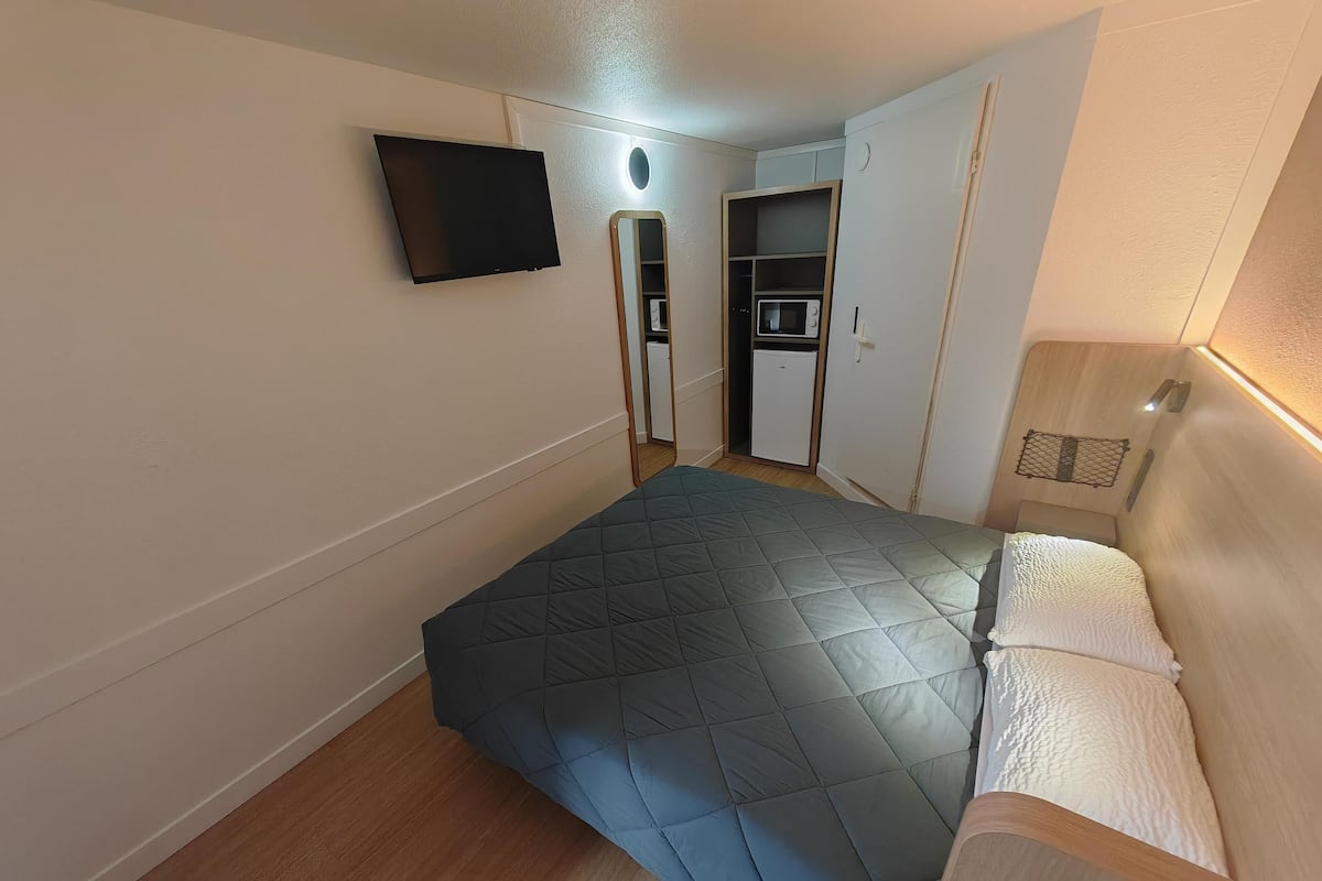 Habitación estándar, 1 cama matrimonial | Escritorio, cortinas blackout y wifi gratis