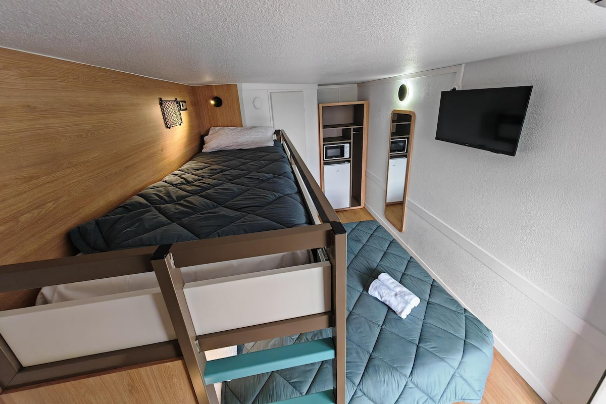 Escritorio, cortinas blackout y wifi gratis