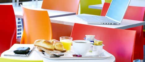 Dagelijks ontbijtbuffet (EUR 6.2 per persoon)