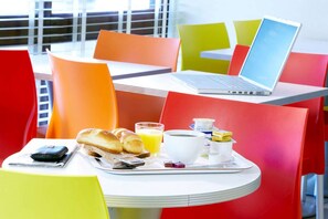 Daily buffet breakfast (EUR 6.2 per person) - Premiere Classe Dunkerque Est - Armbouts Cappel (Armbouts-Cappel)