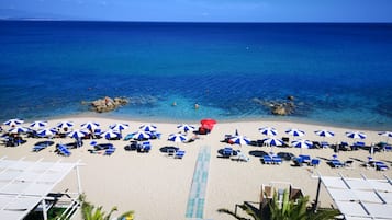 En privat strand, hvidt sand, strandbarer
