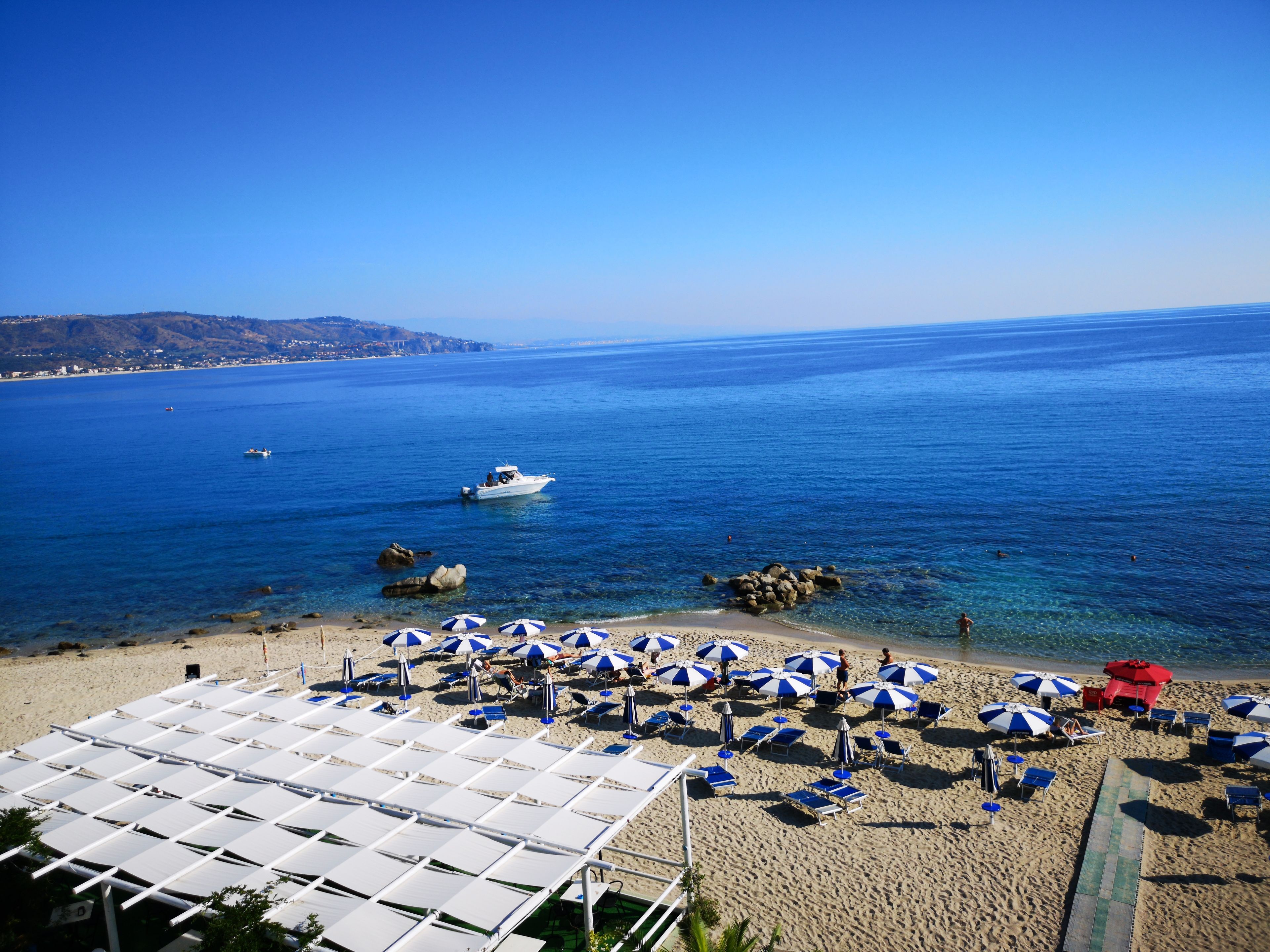 Pantai pribadi, pasir putih, dan bar pantai