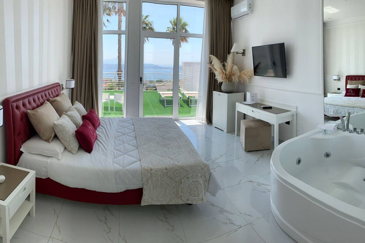 JUNIOR SUITE VASCA IDRO VISTA MARE | 防敏寢具、迷你吧、房內夾萬、書桌