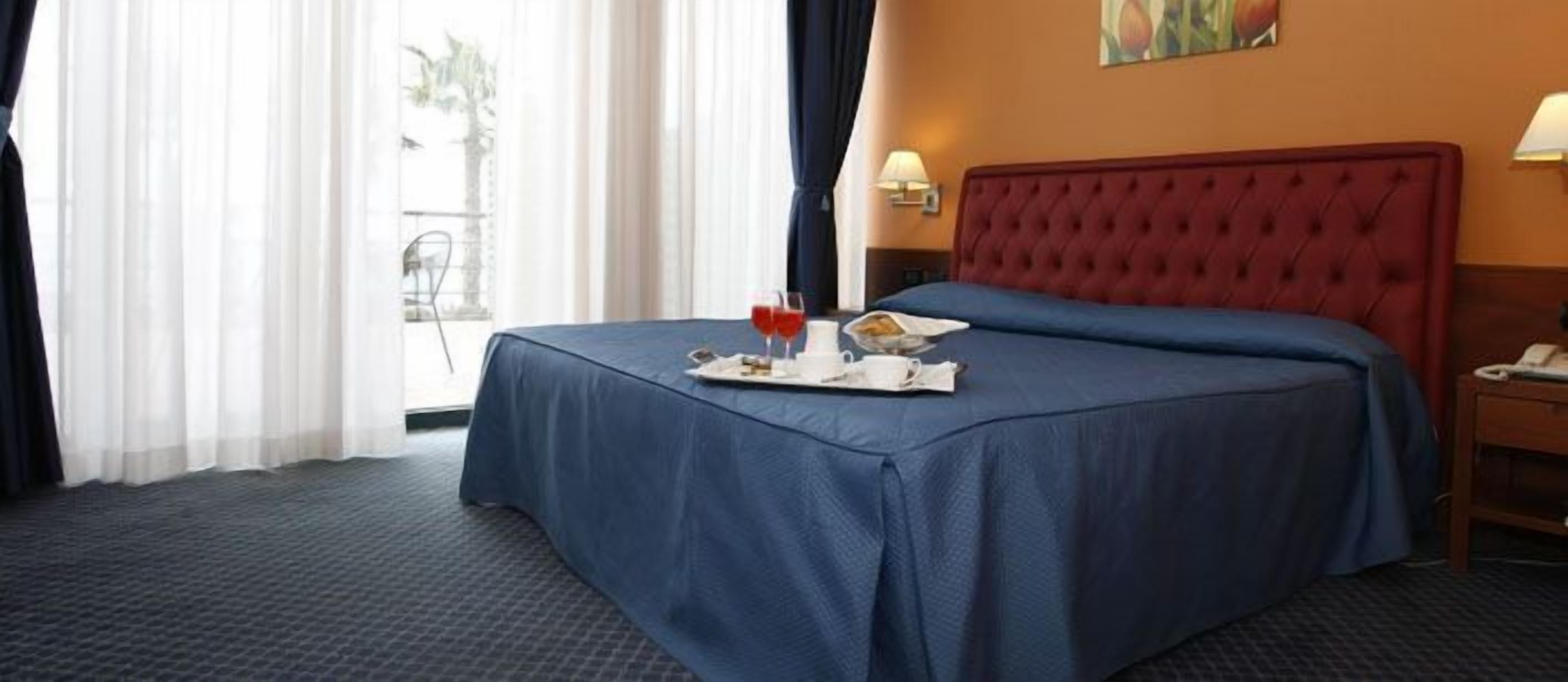 classic double or twin room | hypo-allergenic bedding, minibar, in-room safe, desk