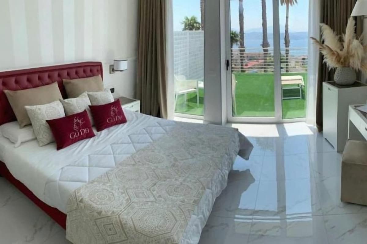 ملاءات للفراش لا تسبب الحساسية وميني بار وخزنة داخل الغرفة ومكتب