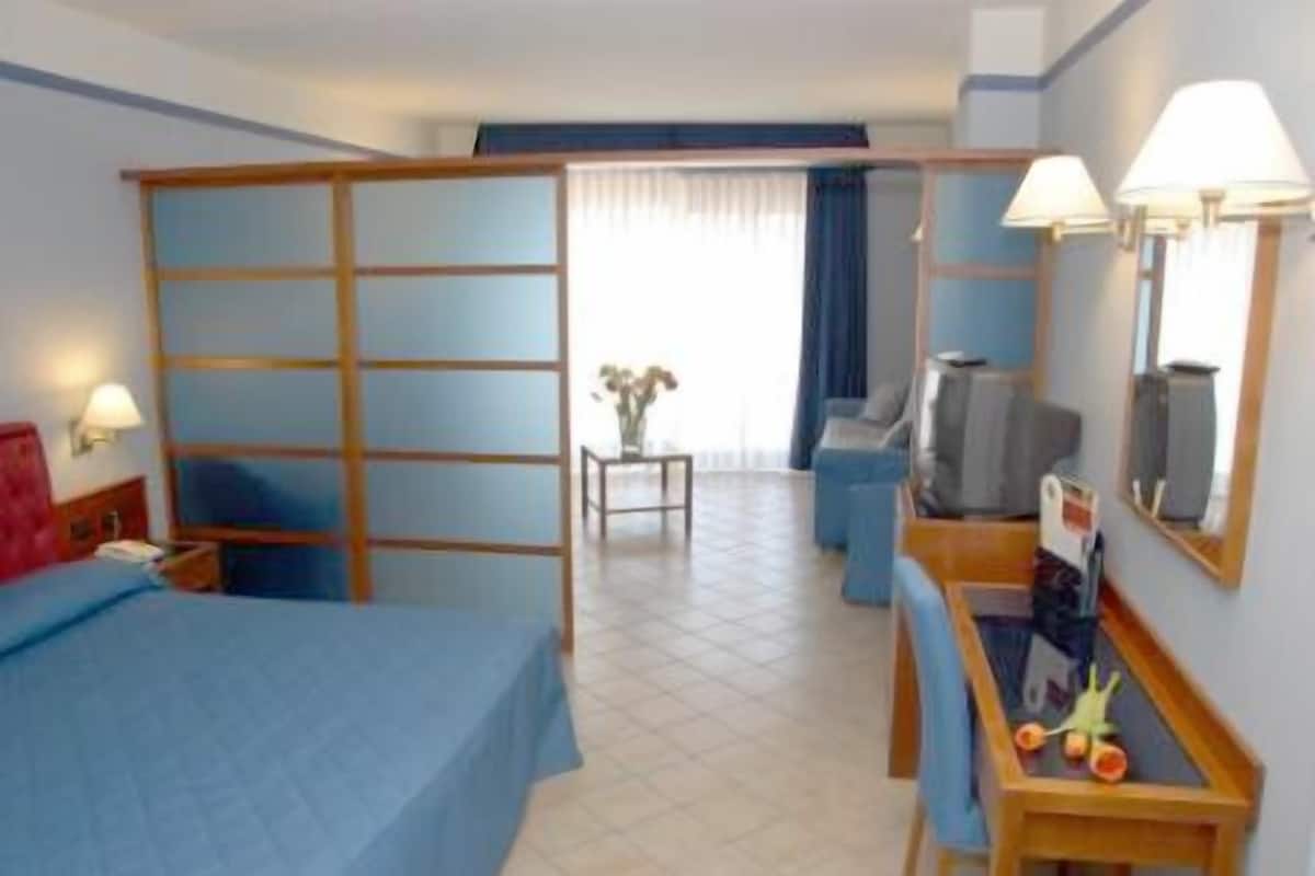 hypo-allergenic bedding, minibar, in-room safe, desk