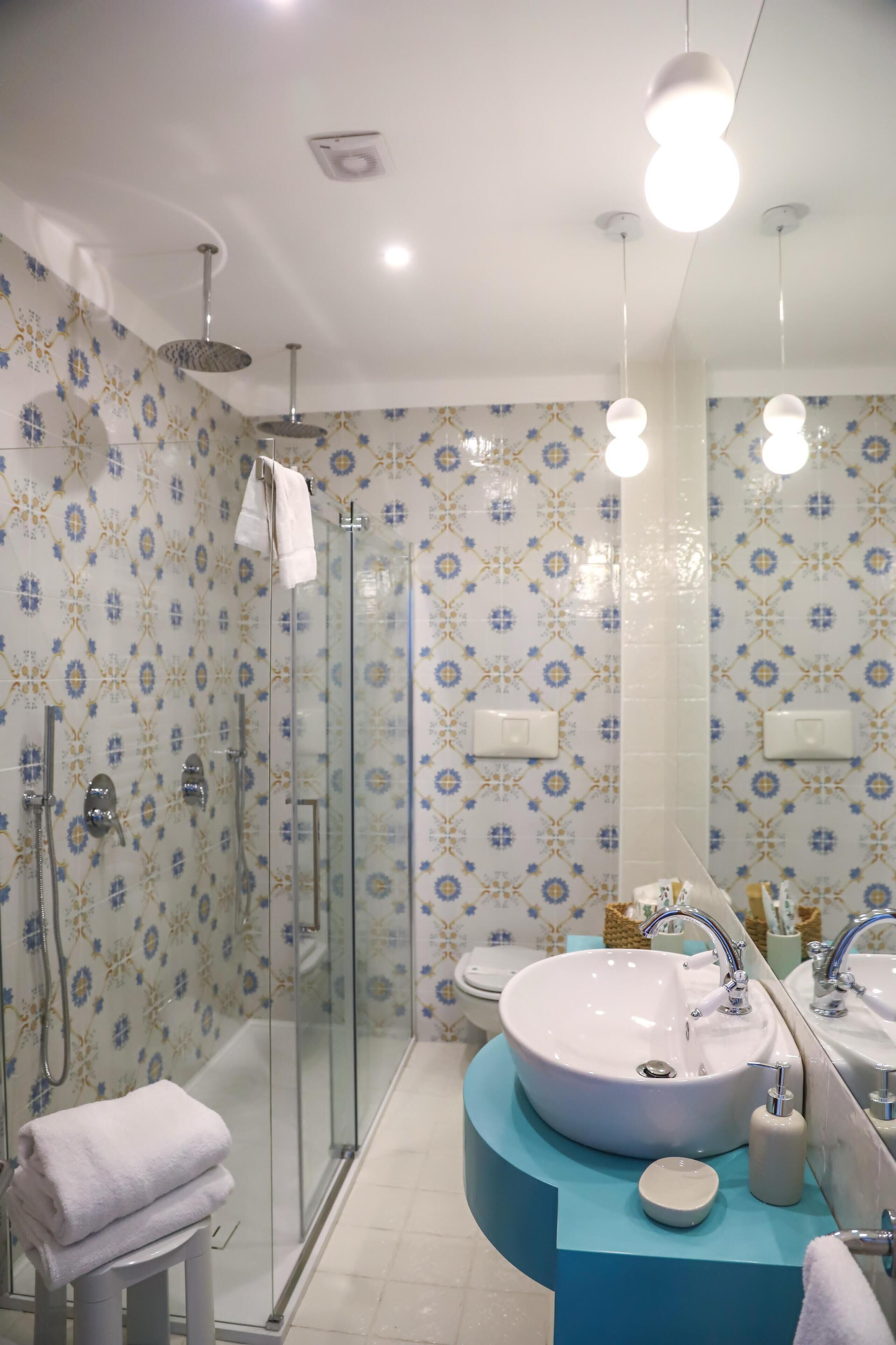 junior suite positano vasca idro vista vesuvio | bathroom | shower, free toiletries, hair dryer, bidet