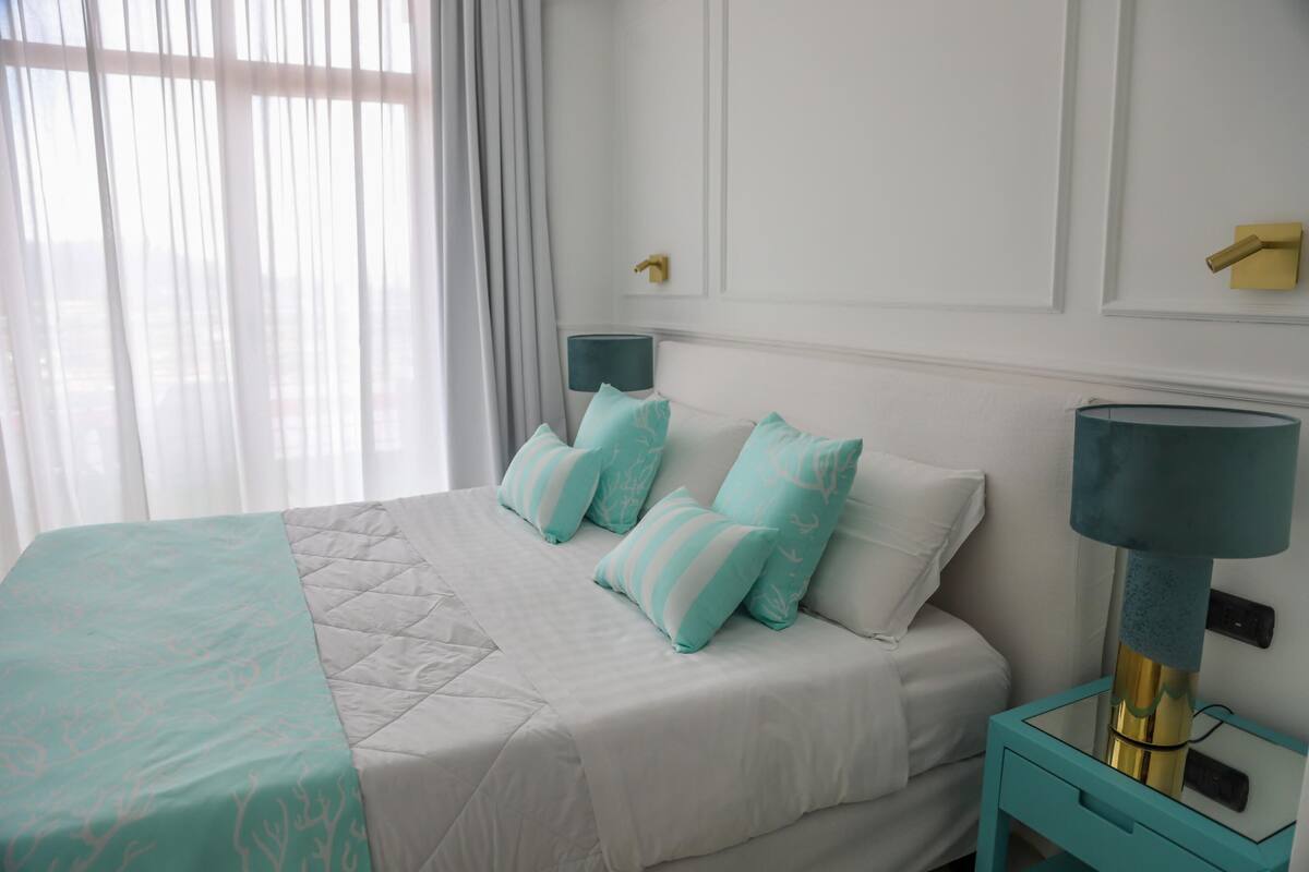 JUNIOR SUITE POSITANO VASCA IDRO VISTA VESUVIO | 防敏寢具、迷你吧、房內夾萬、書桌