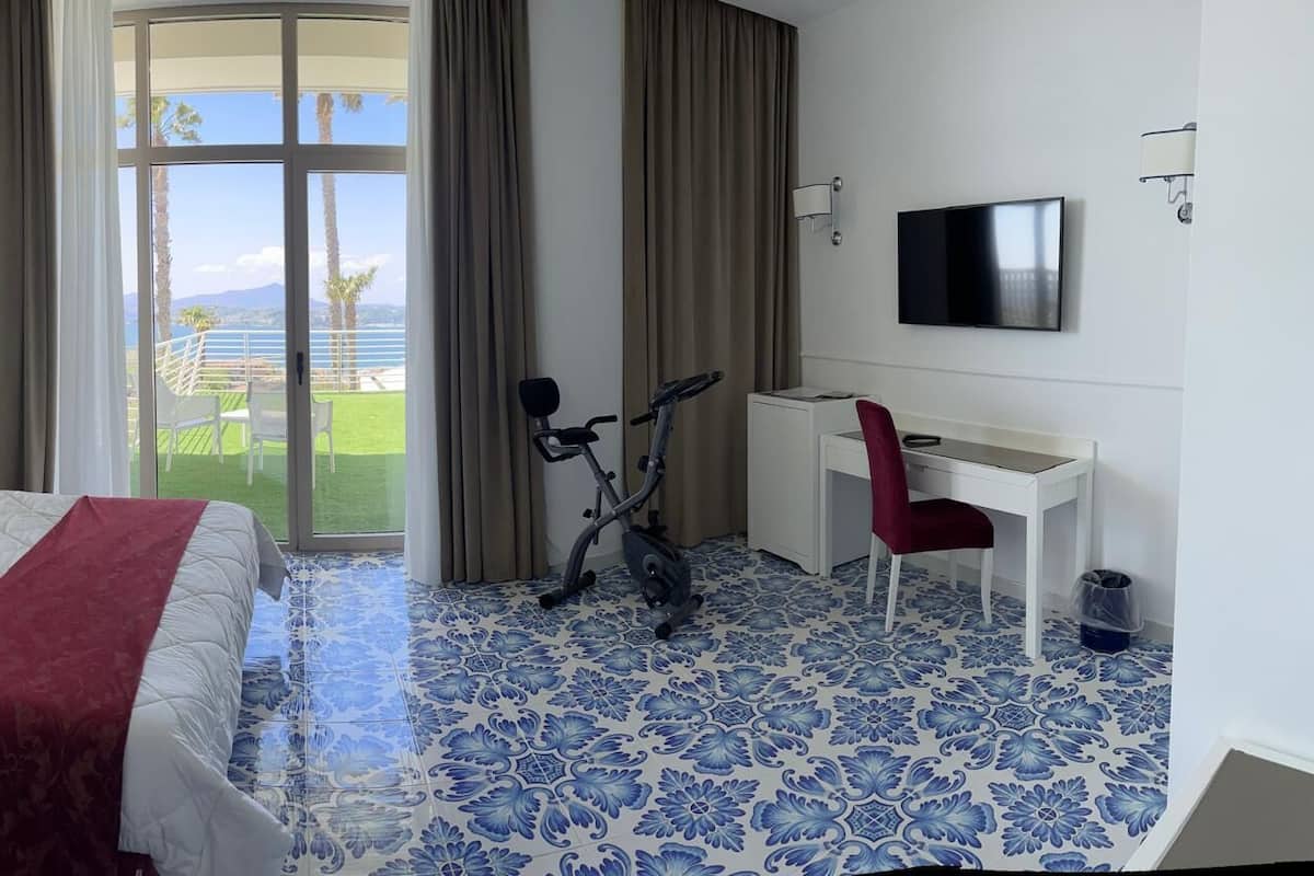 JUNIOR SUITE VIETRI CON SAUNA ESTERNA VISTA MARE | 防敏寢具、迷你吧、房內夾萬、書桌