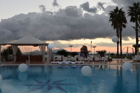Una piscina al aire libre de temporada, sillones reclinables de piscina