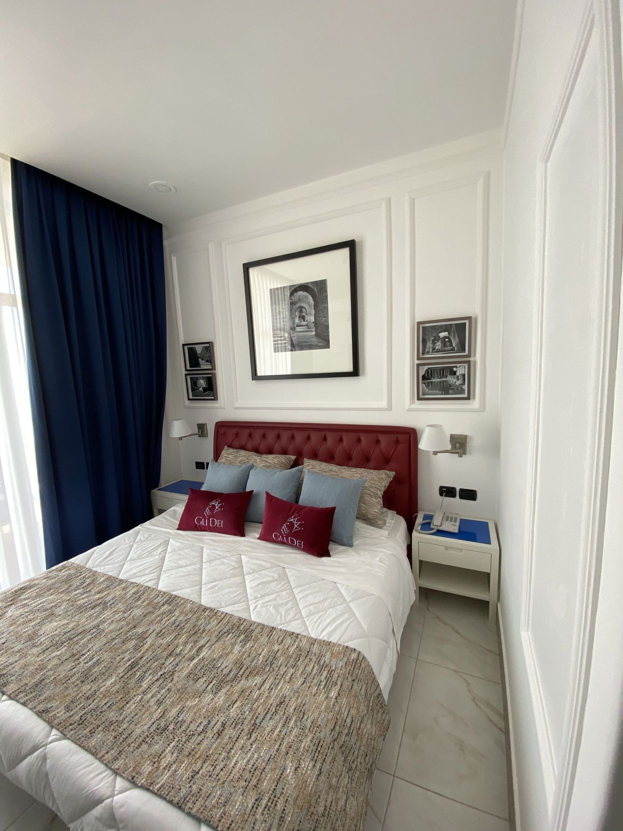 Ropa de cama hipoalergénica, minibar, caja fuerte y escritorio
