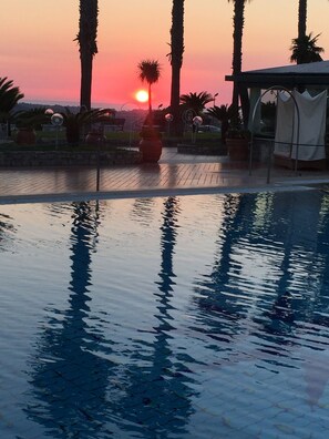 Seasonal outdoor pool, open 9:00 AM to 9:00 PM, sun loungers - Hotel Gli Dei (Pozzuoli)