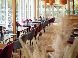 Serveert ontbijt, lunch, diner, Britse gerechten 