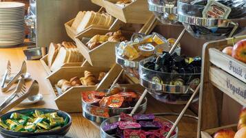 Daily full breakfast (GBP 15.00 per person)