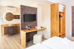 Minibar, caja de seguridad en la habitación, escritorio y ropa de cama