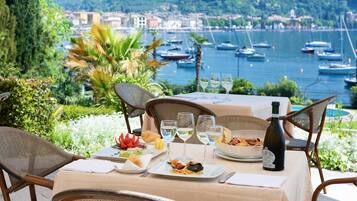 Breakfast, lunch and dinner served