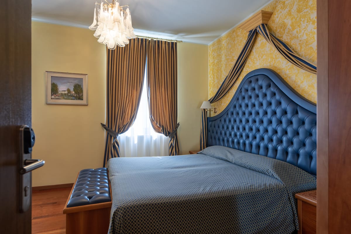 Minibar, in-room safe, desk, bed sheets