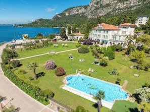 Seasonal outdoor pool, pool umbrellas, pool loungers - Hotel Du Parc (Garda)