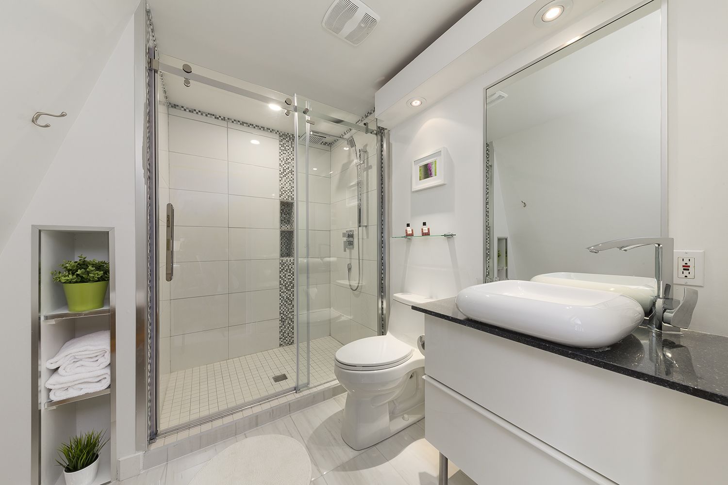 Camera doppia, 1 letto king, balcone, vista fiume | Bagno | Set di cortesia gratuito, asciugacapelli, asciugamani, sapone