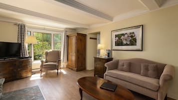 Habitación sénior, balcón, vistas al río | Ropa de cama de alta calidad, edredones de plumas, cortinas opacas