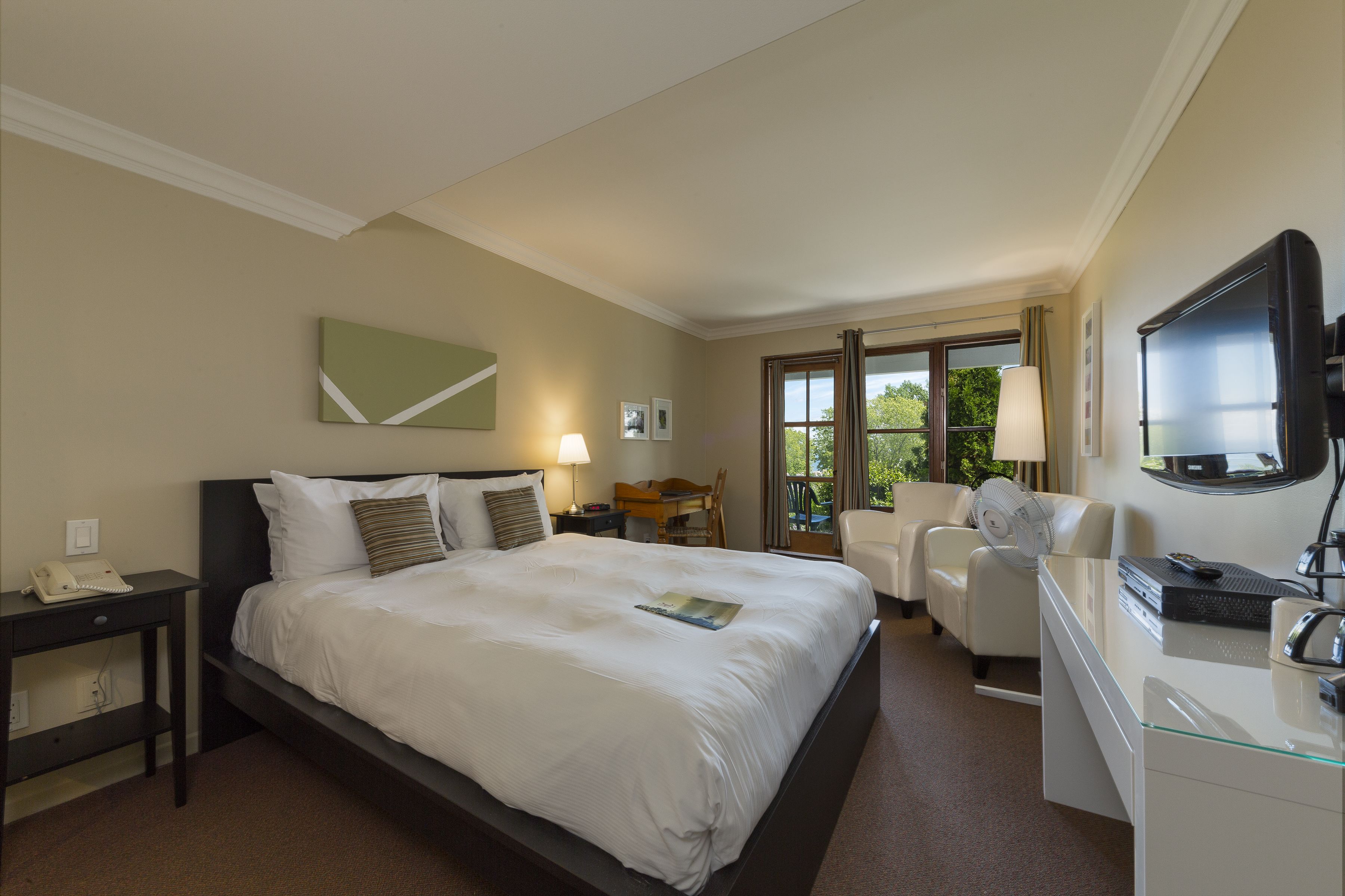 标准房, 露台, 河景 | 高档床上用品、羽绒被、遮光窗帘、隔音