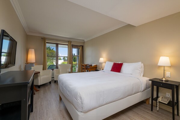 Standard-huone, terassi, jokinäköala | Ylelliset vuodevaatteet, untuvapeitot, pimennysverhot, äänieristys