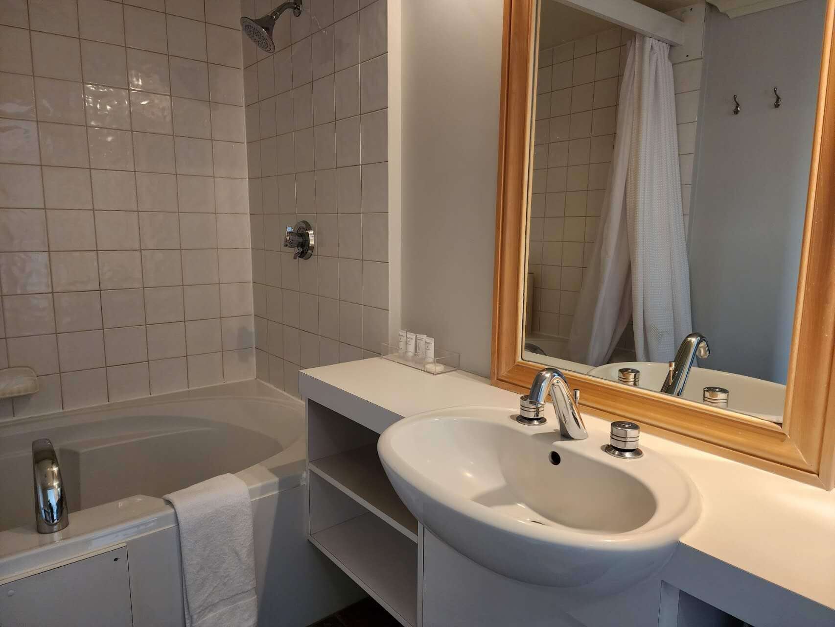 Un baño con bañera, lavabo y ducha.