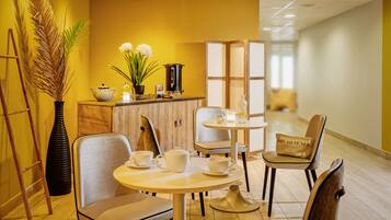 실내 수영장, 09:30 ~ 18:30 오픈, 일광욕 의자, 시설 내 인명구조원