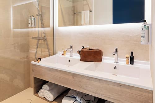 Suite familiar | Baño | Artículos de higiene personal gratuitos, secador de pelo y toallas