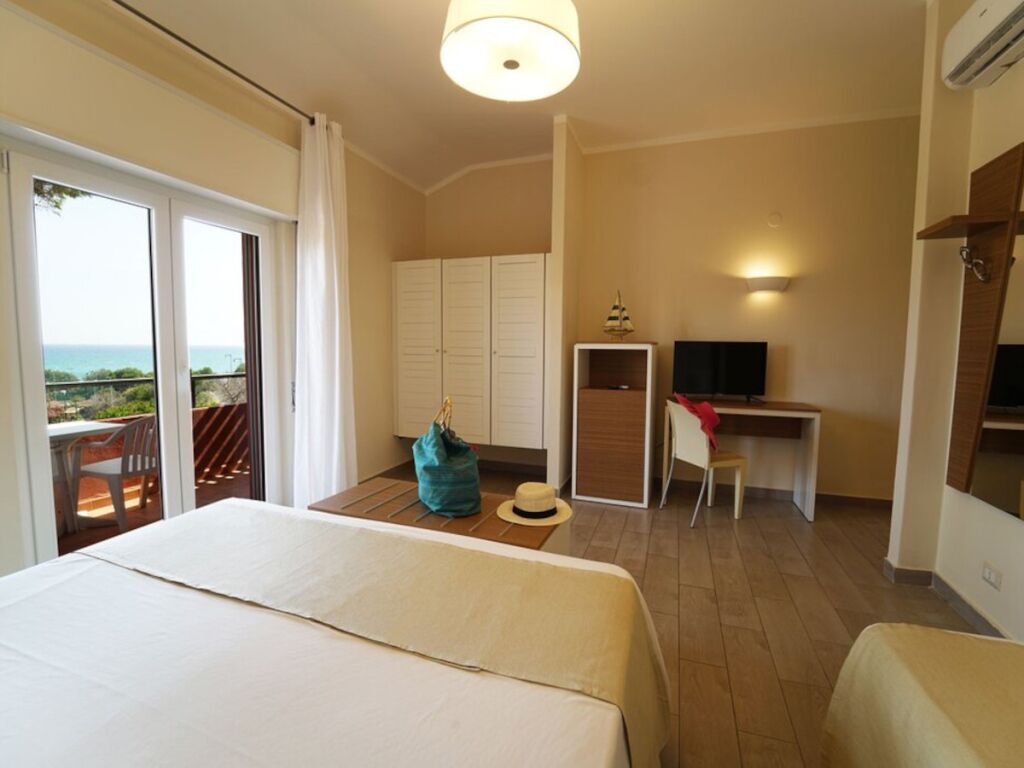 In-room safe, bed sheets