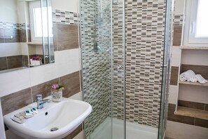 Shower, hair dryer, bidet, towels