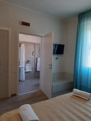 Down comforters, desk, cribs/infant beds, free WiFi - Mio Hotel Firenze (Florence)