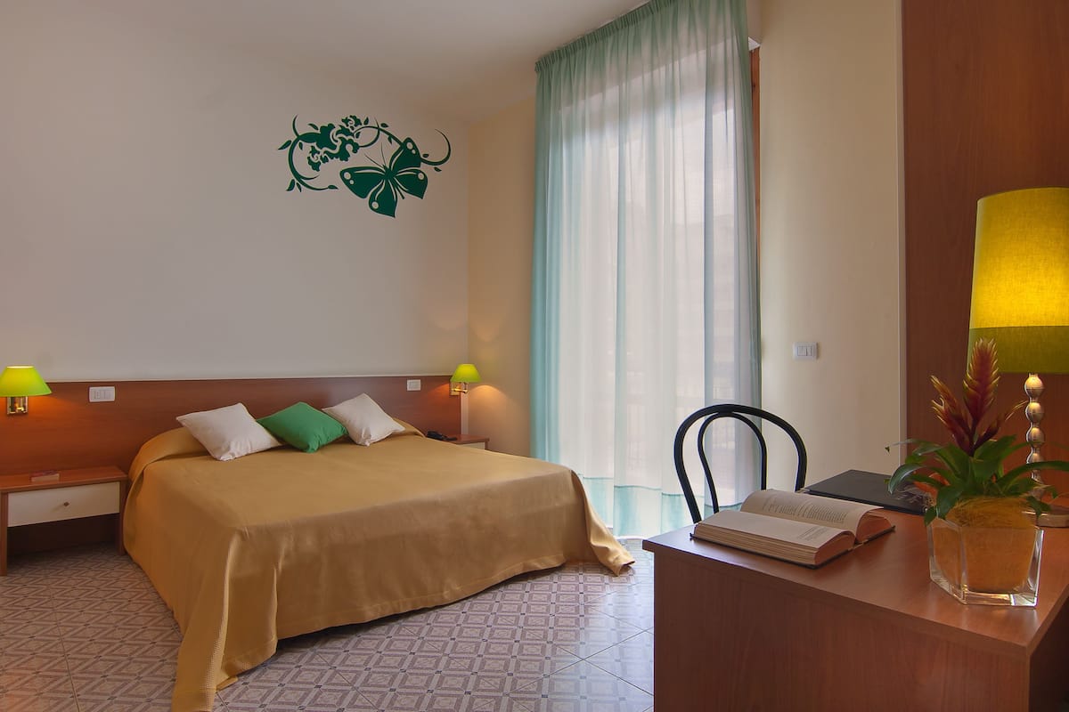 Standaard kamer, 1 twee- of 2 eenpersoonsbedden | 1 slaapkamer, donzen dekbedden, een bureau, babybedden
