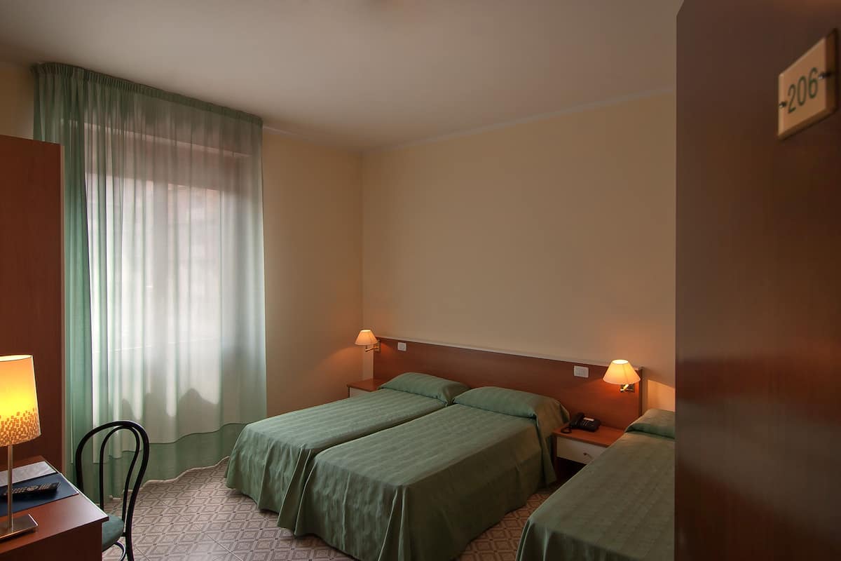 1 slaapkamer, donzen dekbedden, een bureau, babybedden