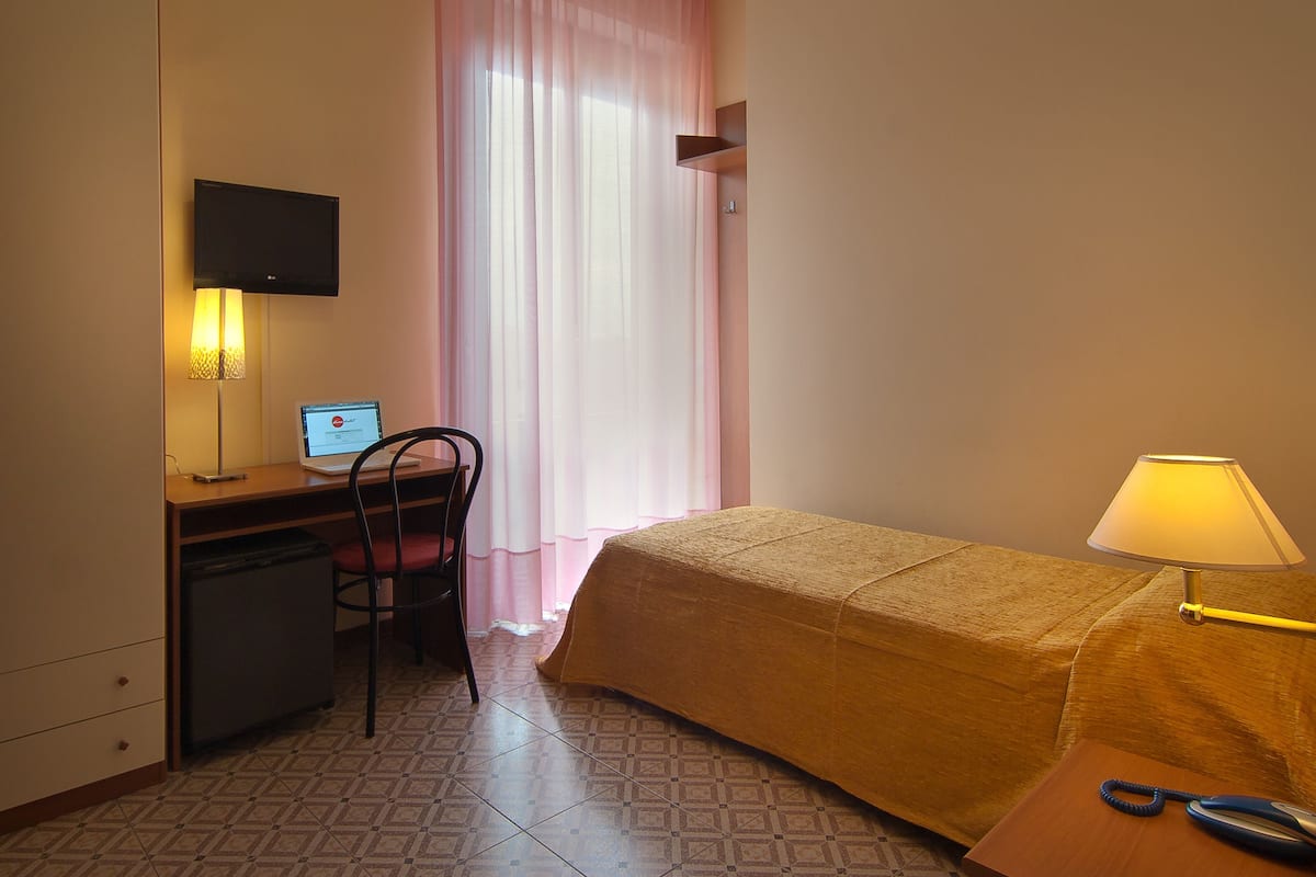 1 slaapkamer, donzen dekbedden, een bureau, babybedden
