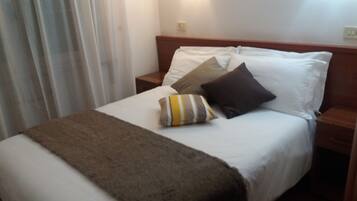 Standard-Doppel- oder -Zweibettzimmer | Schreibtisch, Bügeleisen/Bügelbrett, Zustellbetten, kostenloses WLAN