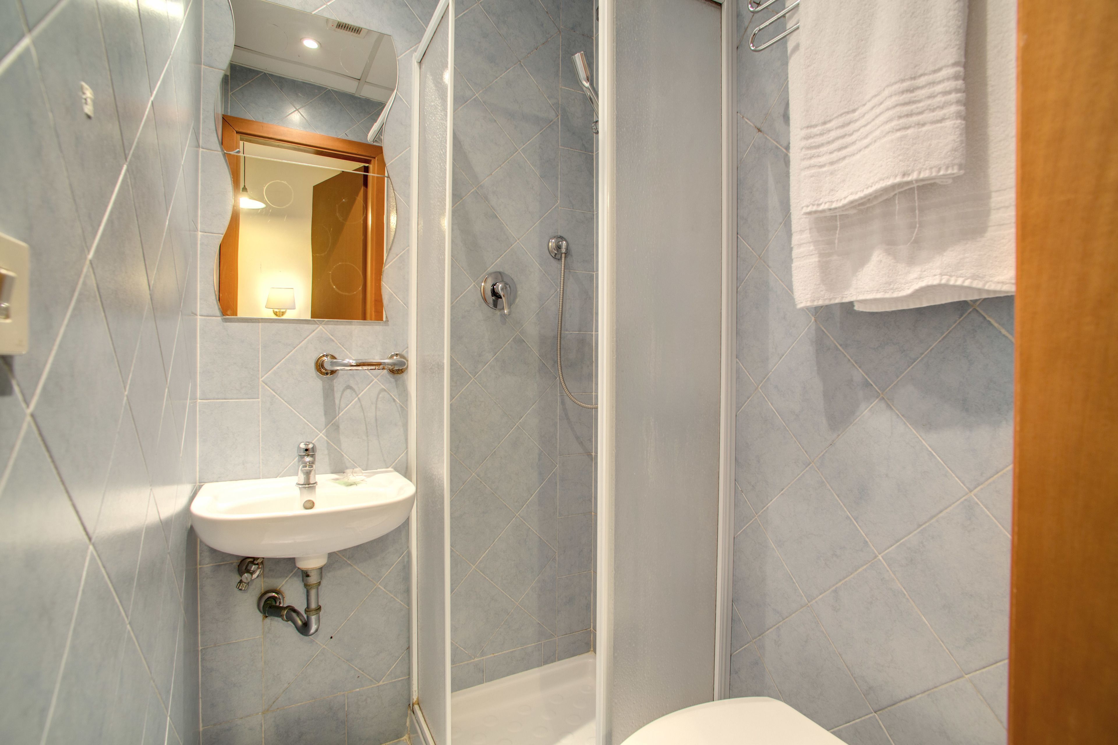 Doccia, set di cortesia gratuito, asciugacapelli, asciugamani