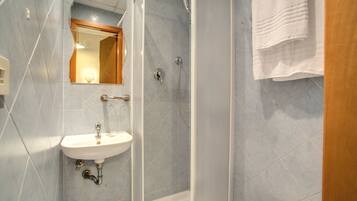 Doccia, set di cortesia gratuito, asciugacapelli, asciugamani