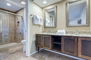 Free toiletries, hair dryer, towels - Greensview Branson by Exploria Resorts (Branson)